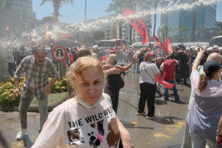 La police anti-émeute utilise des canons à eau pour disperser des manifestants lors d'un rassemblement organisé par l'ancien chef de l'opposition, Ozgur Özel, le 26 mai 2026 à Izmir, en Turquie ( AFP / Ramazan Yerlikaya )