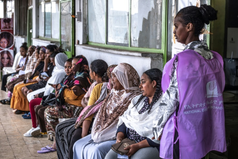 Des électrices attendent pour voter lors des élections législatives, le 1er juin 2026 à Addis Abeba, en Ethiopie ( AFP / Marco Simoncelli )