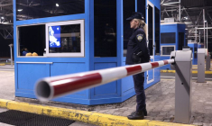 Un membre de la police surveille l'ouverture de la frontière lorsque la Croatie entre dans l'espace Schengen sans contrôle de l'UE, à Bregana