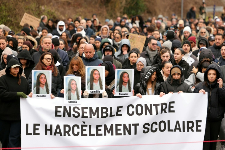 Marche en mémoire de Camélia, une lycéenne qui s'est suicidée le 13 janvier, le 25 janvier 2026 à Mitry-Mory, en région parisienne ( AFP / Thomas SAMSON )