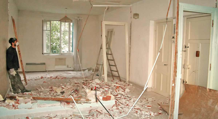 Achetez un bien à rénover peut s'avérer une bonne affaire, il faut néanmoins faire évaluer le coût des travaux. (© Fotolia)