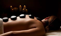 En dénouant les tensions, le massage aux pierres chaudes apporte détente et apaisement. ( crédit photo : Getty Images )