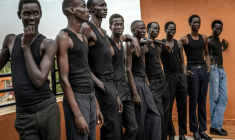 Des jeunes mannequins ,écoutent les instructions d'un coach pour apprendre à défiler sur le toit des bureaux de l'agence Jubalicious à Juba, le 20 février 2026 au Soudan du Sud ( AFP / Luis TATO )