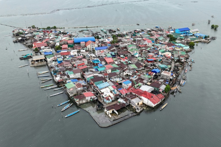 Vue aérienne des maisons exiguës sur l'île de Pugad, dans la province de Bulacan, le 7 juillet 2025 aux Philippines ( AFP / Ted ALJIBE )