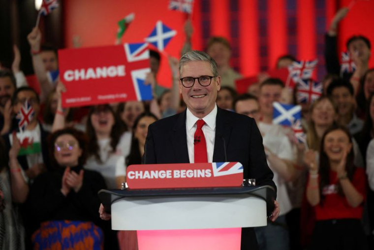 Le leader du parti travailliste britannique, Keir Starmer, remporte les élections législatives