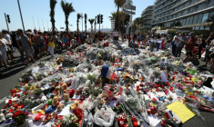 Des fleurs déposées sur la Promenade des Anglais à Nice, le 17 juillet 2016, après l'attentat qui a fait 86 morts et plus de 400 blessés au soir du 14 Juillet  ( AFP / Valery HACHE )