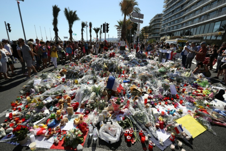 Des fleurs déposées sur la Promenade des Anglais à Nice, le 17 juillet 2016, après l'attentat qui a fait 86 morts et plus de 400 blessés au soir du 14 Juillet  ( AFP / Valery HACHE )