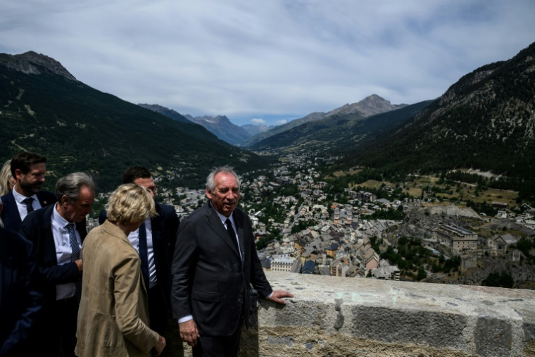 Le Premier ministre François Bayrou en visite au Fort des Trois Têtes, à Briançon, le 27 juin 2025 dans les Hautes-Alpes ( AFP / JEFF PACHOUD )