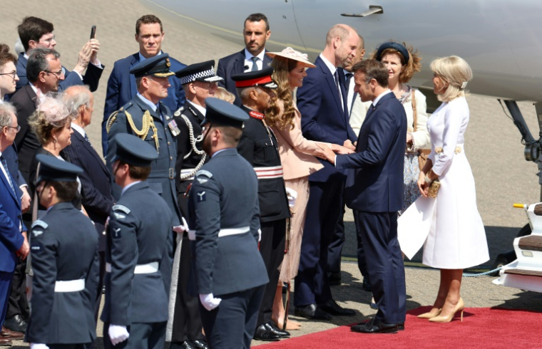 Le président français Emmanuel Macron et son épouse Brigitte Macron accueillis par le prince héritier William et son épouse Kate, sur le tarmac de la base militaire de Northolt, à l'ouest de Londres, le 8 juillet 2025 ( POOL / Geoff PUGH )