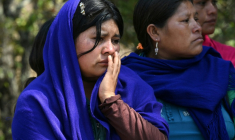 Des femmes indigènes nahuas pleurent lors des funérailles de membres d'un groupe d'autodéfense après une attaque perpétrée par de présumés membres du cartel de la drogue Los Ardillos, à Alcozacan, dans l'Etat de Guerrero, au Mexique, le 20 mai 2026 ( AFP / YURI CORTEZ )