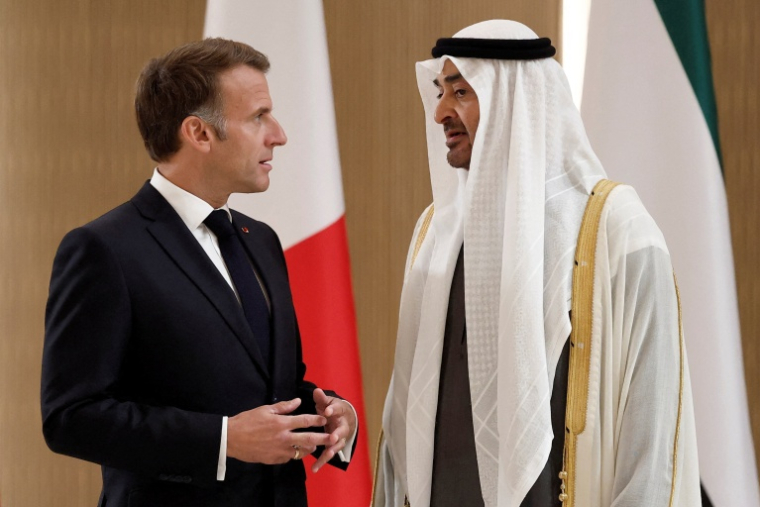 Le président français Emmanuel Macron et son homologue émirati Mohamed ben Zayed Al-Nahyane le 19 octobre 2026 à Abou Dhabi  ( POOL / Benoit Tessier )