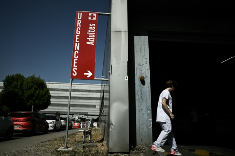 L'entreé des urgences du CHU Pellegrin à Bordeaux, le 23 juin 2026, lors d'une vague de chaleur ( AFP / Philippe LOPEZ )