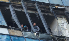 Les services de sécurité russes inspectent un bâtiment endommagé à Moscou après une attaque de drone