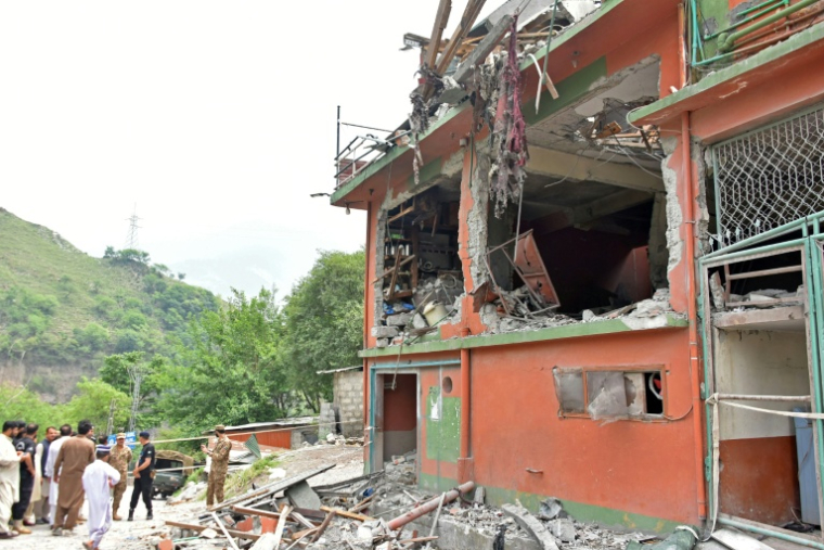 Une mosquée détruite par une frappe indienne le 7 mai 2025 à Muzaffarabad, capitale du Cachemire pakistanais ( AFP / Sajjad QAYYUM )