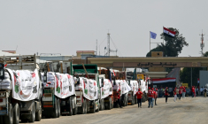 Des camions chargés d'aide pour Gaza, attendent du côté égyptien au point de passage de Rafah, le 18 août 2025 ( AFP / Khaled DESOUKI  )