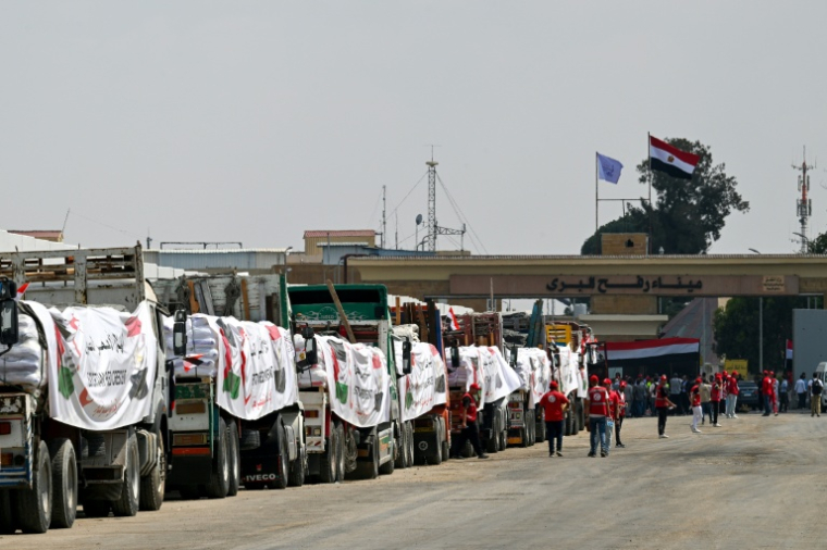 Des camions chargés d'aide pour Gaza, attendent du côté égyptien au point de passage de Rafah, le 18 août 2025 ( AFP / Khaled DESOUKI  )