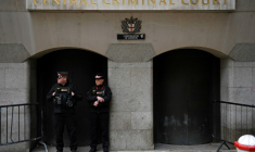 Des policiers devant la cour criminelle Old Bailey de Londres, le 30 septembre 2021  ( AFP / Daniel LEAL )