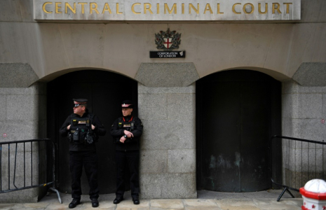 Des policiers devant la cour criminelle Old Bailey de Londres, le 30 septembre 2021  ( AFP / Daniel LEAL )