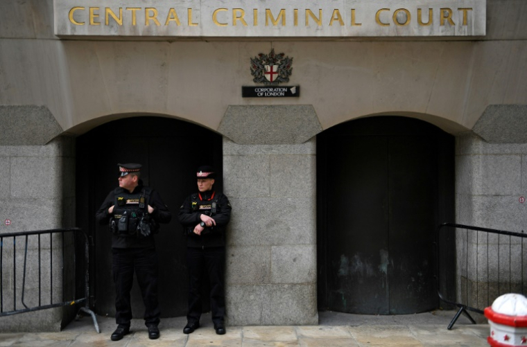 Des policiers devant la cour criminelle Old Bailey de Londres, le 30 septembre 2021 ( AFP / Daniel LEAL )