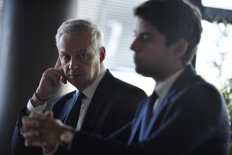 Bruno Le Maire et Gabriel Attal, à Paris, le 19 octobre 2022 ( AFP / JULIEN DE ROSA )