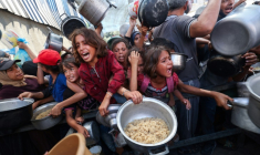 Des enfants palestiniens se bousculent pour recevoir un repas chaud à Nousseirat, dans la bande de Gaza, le 4 septembre 2025 ( AFP / Eyad BABA )