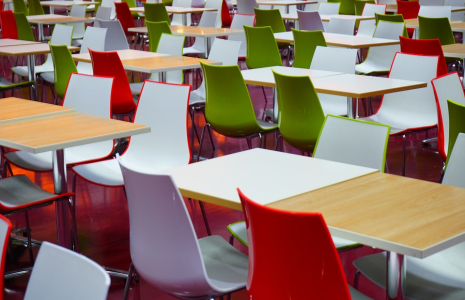 Les frais de cantine comprennent également la garde des enfants de moins de six ans durant ce temps, dépense qui ouvre droit au crédit d’impôt. Illustration. (HANS / PIXABAY)