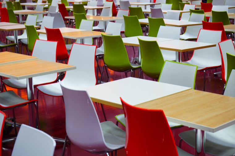 Les frais de cantine comprennent également la garde des enfants de moins de six ans durant ce temps, dépense qui ouvre droit au crédit d’impôt. Illustration. (HANS / PIXABAY)