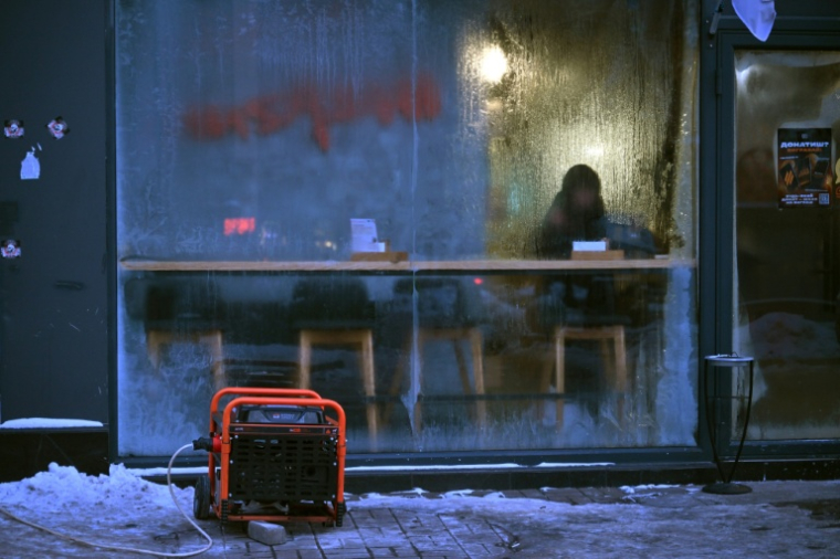 Un générateur électrique devant un restaurant pendant une panne de courant à Kyiv, le 18 janvier 2026 en Ukraine ( AFP / Sergei SUPINSKY )