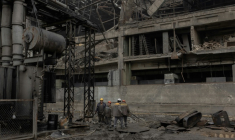 Des employés de DTEK travaillent au milieu des décombres d'une centrale électrique endommagée par des attaques aériennes russes. ( AFP / Roman PILIPEY )