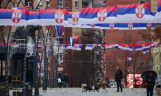 Des personnes marchent dans la partie nord de la ville ethniquement divisée de Mitrovica, Kosovo