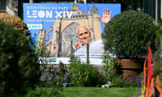 Une affiche souhaitant la bienvenue au pape Léon XIV à Metz le 22 septembre 2026 ( AFP / Jean-Christophe VERHAEGEN )
