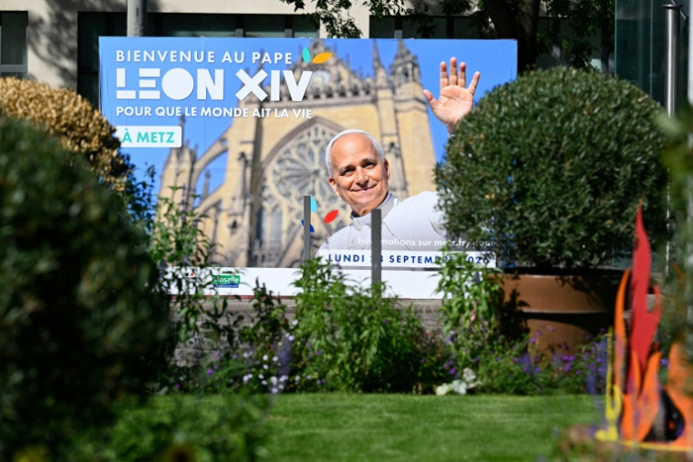 Une affiche souhaitant la bienvenue au pape Léon XIV à Metz le 22 septembre 2026 ( AFP / Jean-Christophe VERHAEGEN )