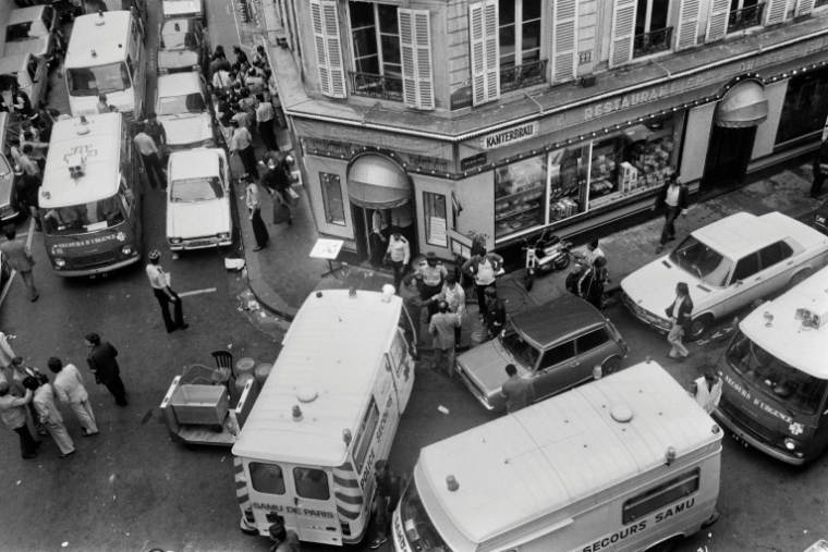 Des pompiers et des secouristes rue des Rosiers, à Paris, après que le restaurant traiteur franco-juif Jo Goldenberg a été attaqué par des hommes armés, le 9 août 1982 ( AFP / Jacques DEMARTHON )