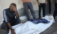 Un Palestinien pleure devant la dépouille du journaliste palestinien Ahmad Abou Mteir, tué la veille lors d'une frappe israélienne dans la ville d'al Zawayda, dans le centre de la bande de Gaza, selon la Défense civile, le 20 octobre 2025 ( AFP / BASHAR TALEB )