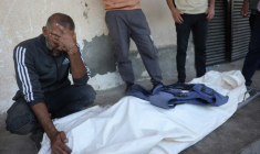 Un Palestinien pleure devant la dépouille du journaliste palestinien Ahmad Abou Mteir, tué la veille lors d'une frappe israélienne dans la ville d'al Zawayda, dans le centre de la bande de Gaza, selon la Défense civile, le 20 octobre 2025 ( AFP / BASHAR TALEB )