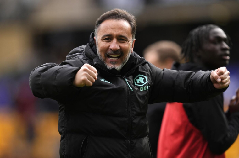 Le coach de Wolverhampton aime fêter les victoire dans les bars avec les fans