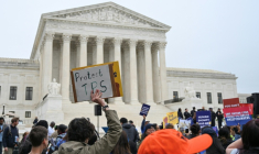 Des membres de l'Alliance pour le TPS, un statut de protection temporaire qui prémunit de l'expulsion les immigrés de certaines nationalités, manifestent devant la Cour suprême des Etats-Unis, à Washington le 29 avril 206 ( AFP / Alex WROBLEWSKI )