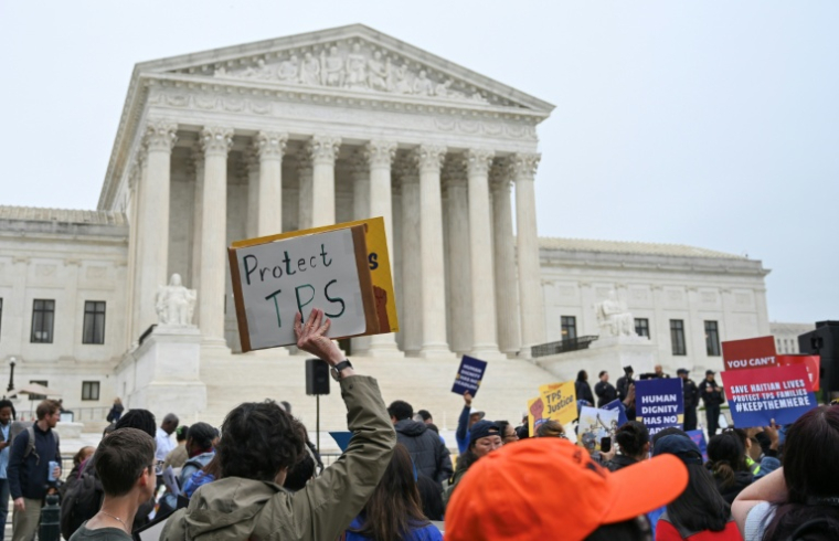 Des membres de l'Alliance pour le TPS, un statut de protection temporaire qui prémunit de l'expulsion les immigrés de certaines nationalités, manifestent devant la Cour suprême des Etats-Unis, à Washington le 29 avril 206 ( AFP / Alex WROBLEWSKI )