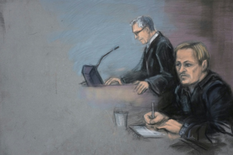 Croquis d'audience représentant Marius Borg Høiby (D), fils de la princesse héritière de Norvège Mette-Marit, et son avocat Petar Sekulic au tribunal de district d'Oslo, en Norvège, le 19 mars 2026 ( NTB / Ane Hem )