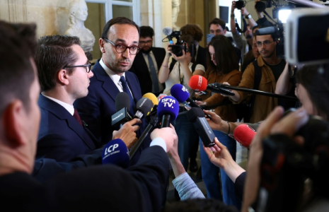Le président de la commission d'enquête sur l'organisation des élections Thomas Cazenave (c) répond aux questions après que le milliardaire Pierre-Edouard Stérin ne s'est pas présenté à l'audition, à l'Assemblée nationale, le 20 mai 2025 à Paris ( AFP / Anne-Christine POUJOULAT )