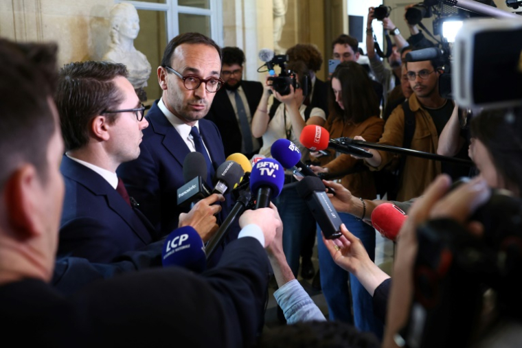Le président de la commission d'enquête sur l'organisation des élections Thomas Cazenave (c) répond aux questions après que le milliardaire Pierre-Edouard Stérin ne s'est pas présenté à l'audition, à l'Assemblée nationale, le 20 mai 2025 à Paris ( AFP / Anne-Christine POUJOULAT )