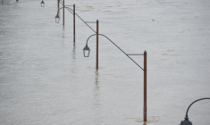 Des lampadaires partiellement submergés sont visibles le long du fleuve Pô à Turin