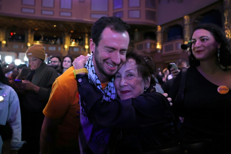 Des partisans de Zohran Mamdani célèbrent sa victoire lors d'une soirée électorale à New York, le 4 décembre 2025 ( AFP / ANGELA WEISS )