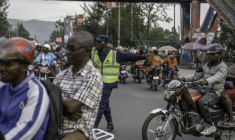 Un policier du groupe armé M23 dirige la circulation à un carrefour à Goma, en RDC, le 15 janvier 2026 ( AFP / Glody MURHABAZI )