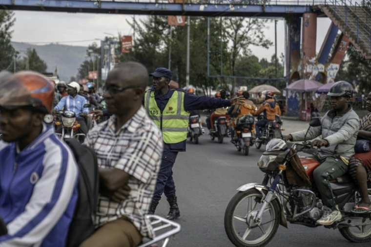 Un policier du groupe armé M23 dirige la circulation à un carrefour à Goma, en RDC, le 15 janvier 2026 ( AFP / Glody MURHABAZI )