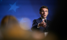 Le président français Emmanuel Macron s'exprime lors d'une conférence de presse après la réunion du Conseil européen à Bruxelles, le 19 décembre 2025 ( AFP / JOHN THYS )