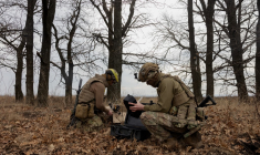 Des opérateurs de drone ukrainiens, dans la région de Dnipropetrovsk, le 10 mars 2025 (illustration) ( AFP / TETIANA DZHAFAROVA )