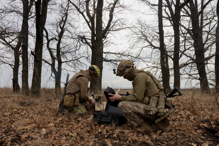 Des opérateurs de drone ukrainiens, dans la région de Dnipropetrovsk, le 10 mars 2025 (illustration) ( AFP / TETIANA DZHAFAROVA )