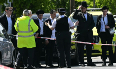 Des habitants derrière un périmètre de sécurité établi dans le quartier de Golders Green, au nord de Londres, le 29 avril 2026, après l'agression au couteau de deux personnes ( AFP / JUSTIN TALLIS )