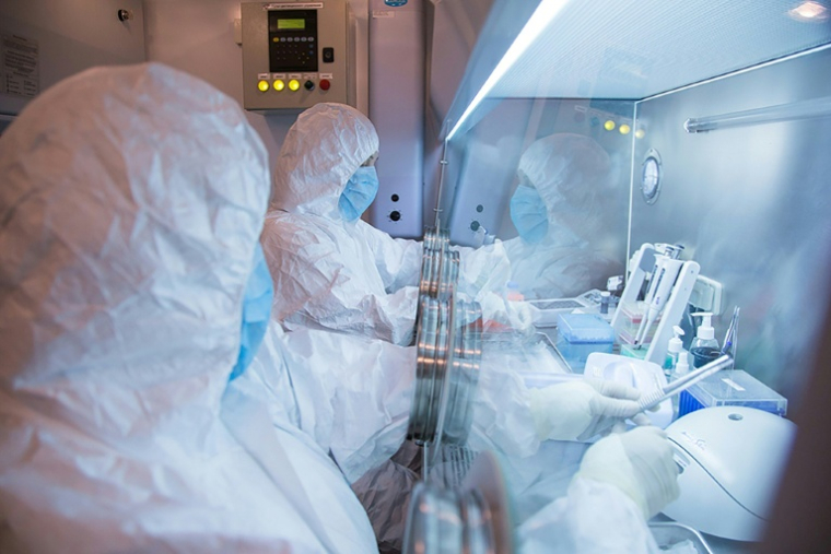 Des spécialistes de l'Institut de lutte contre la peste d'Irkoutsk travaillent en laboratoire, en 2019, selon une photo non datée diffusée par cet établissement ( Irkutsk Antiplague Research Institute / Handout )